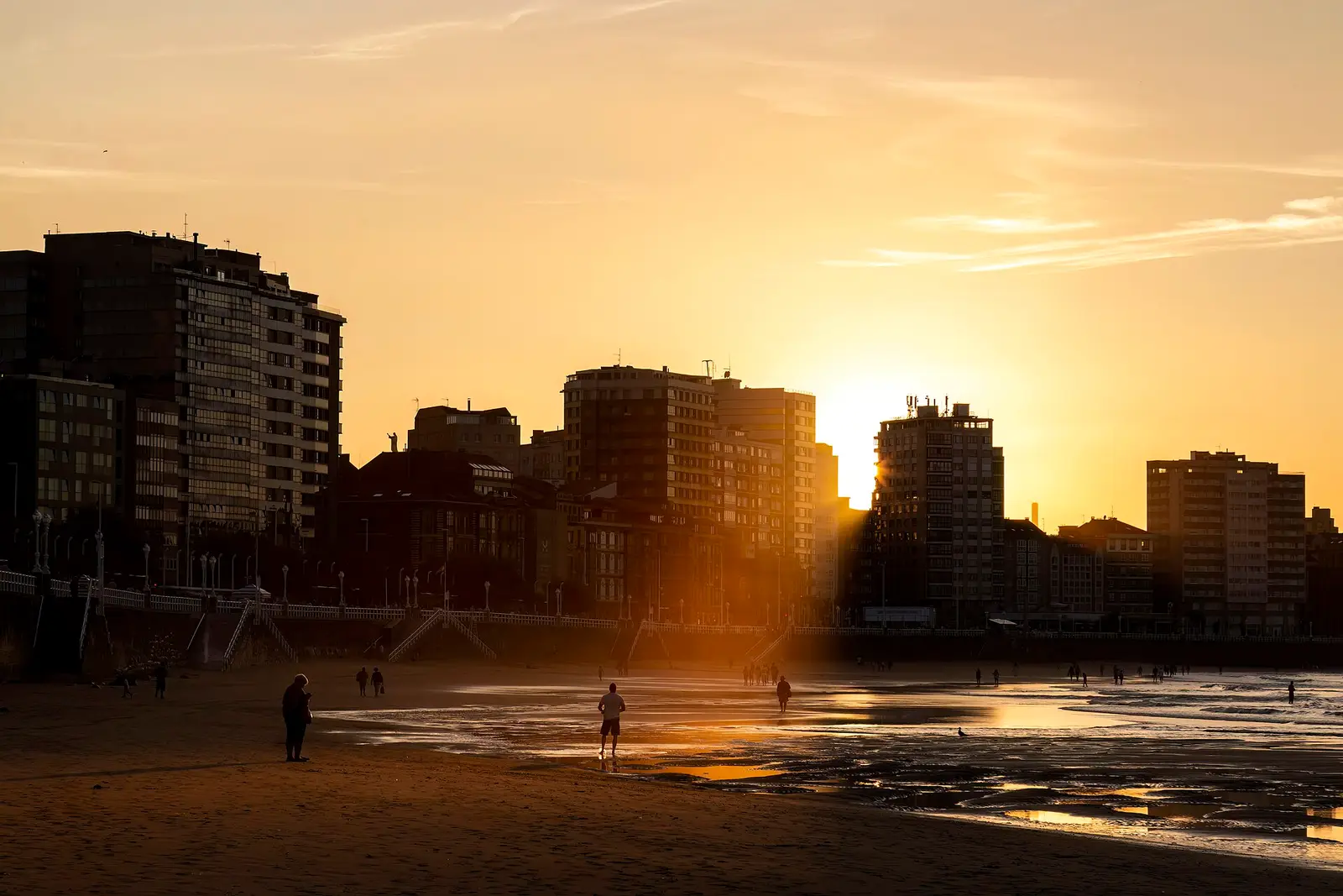 Los mejores atardeceres de Gijón: miradores y rincones para ver la puesta de sol