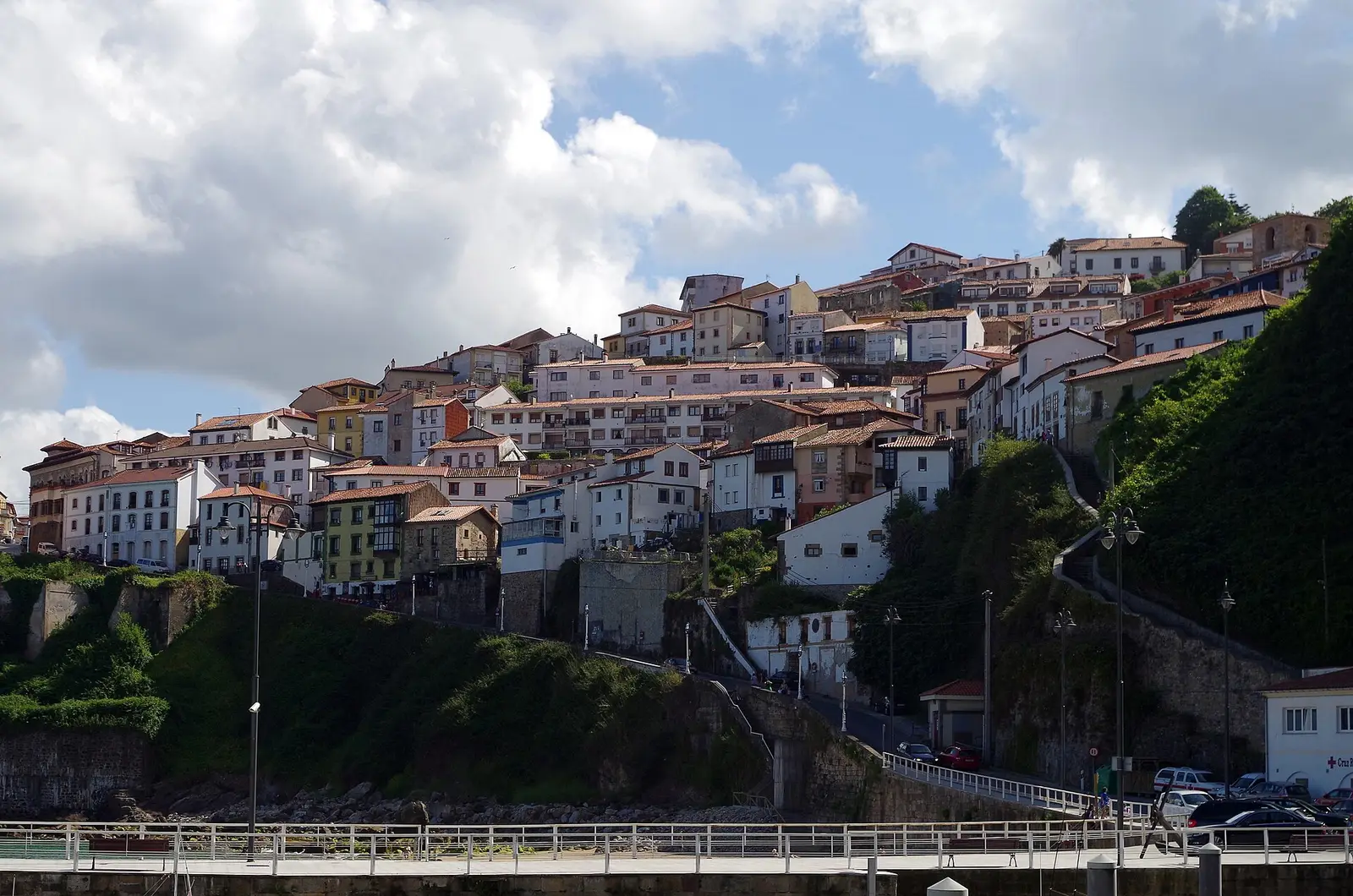 Lastres y el Museo del Jurásico (MUJA) desde Gijón