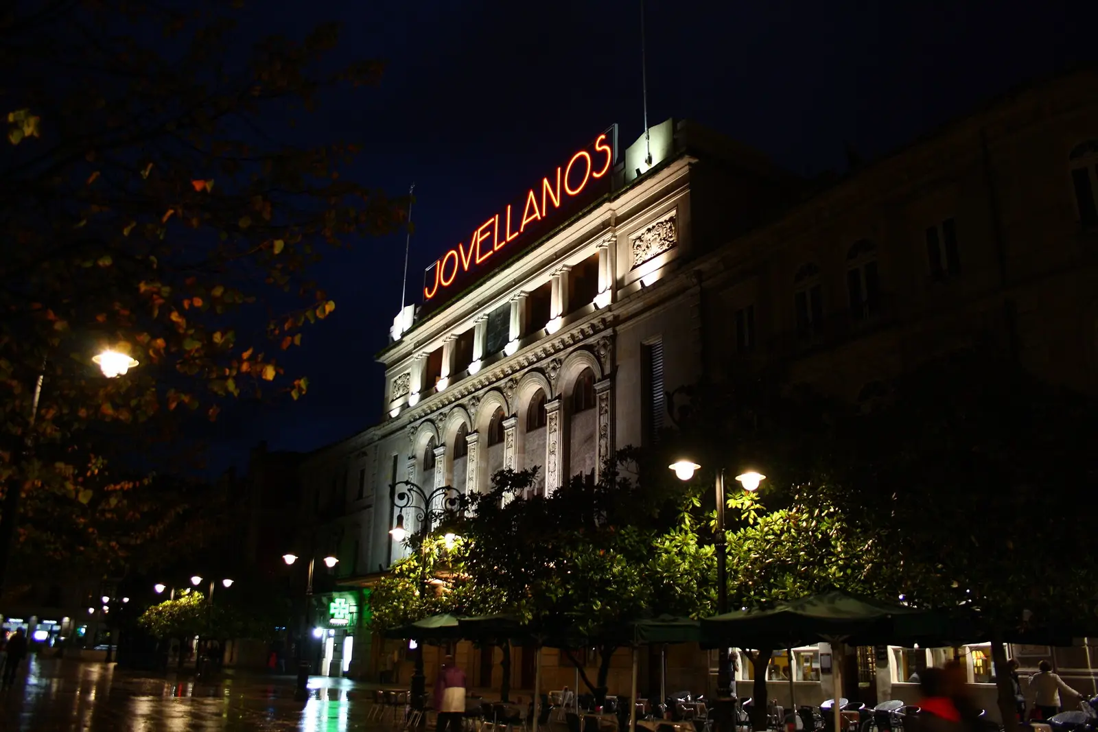 Gijón nightlife: where to go out, cider houses, culture and tips