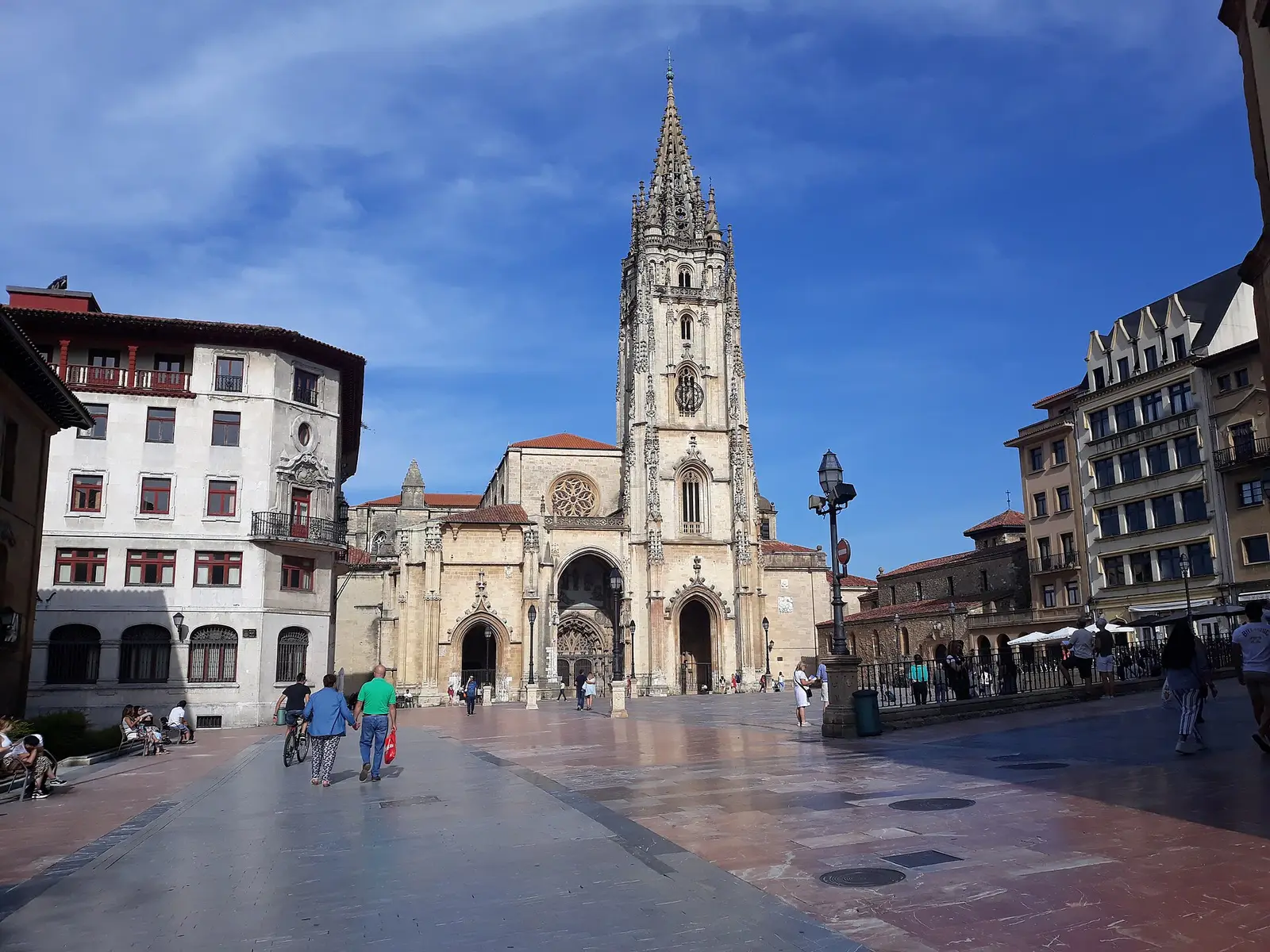 Oviedo desde Gijón: cómo llegar y qué ver en un día