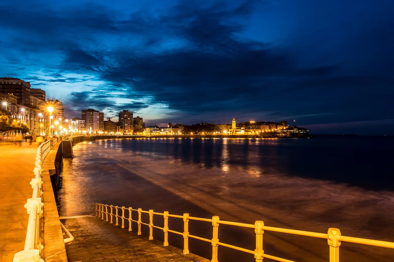 San Lorenzo promenade (Paseo del Muro)